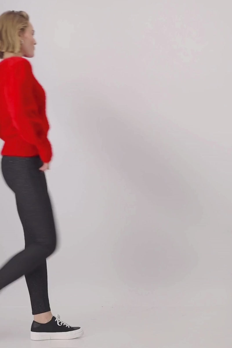 Video in Monari pants