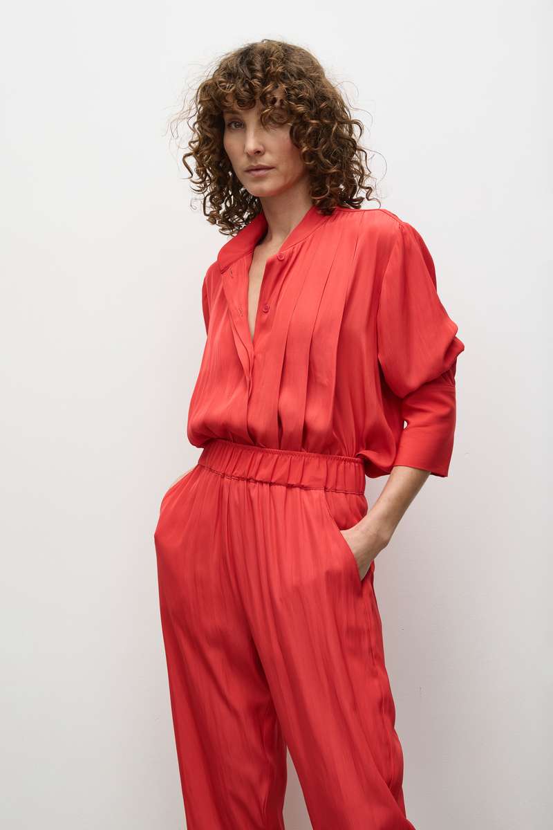 Model side view Mela Purdie side view smooth pleat blouse