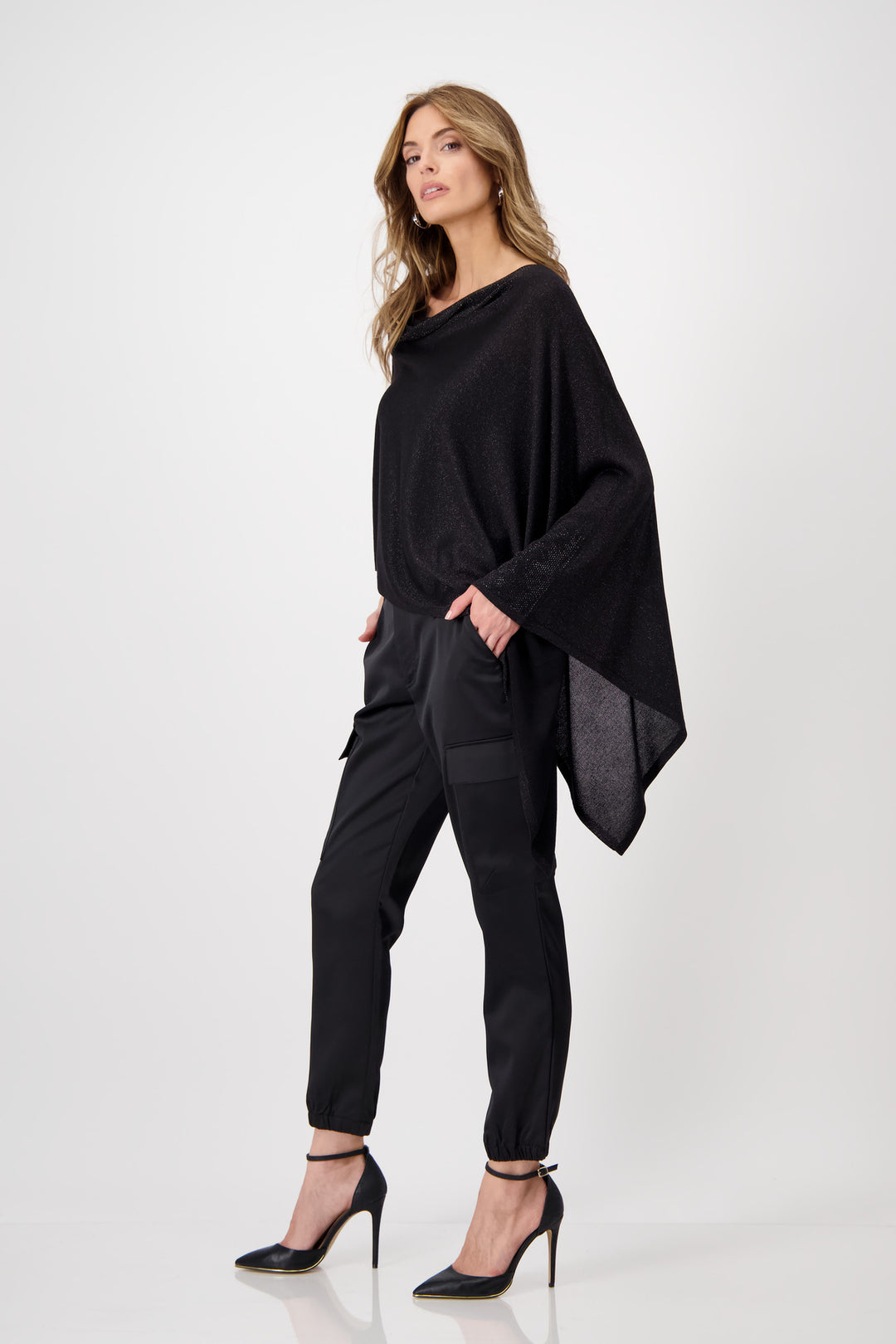 Poncho asymétrique 807518MNR en noir par Monari