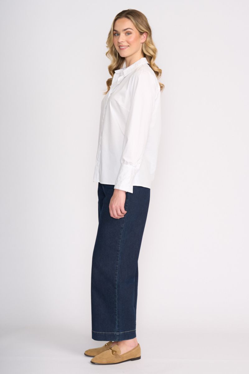 Woman wearing Daisy Chain Shirt in White by FOIL FO8492 side view