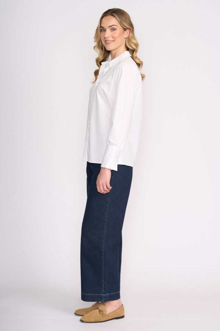 Woman wearing Daisy Chain Shirt in White by FOIL FO8492 side view