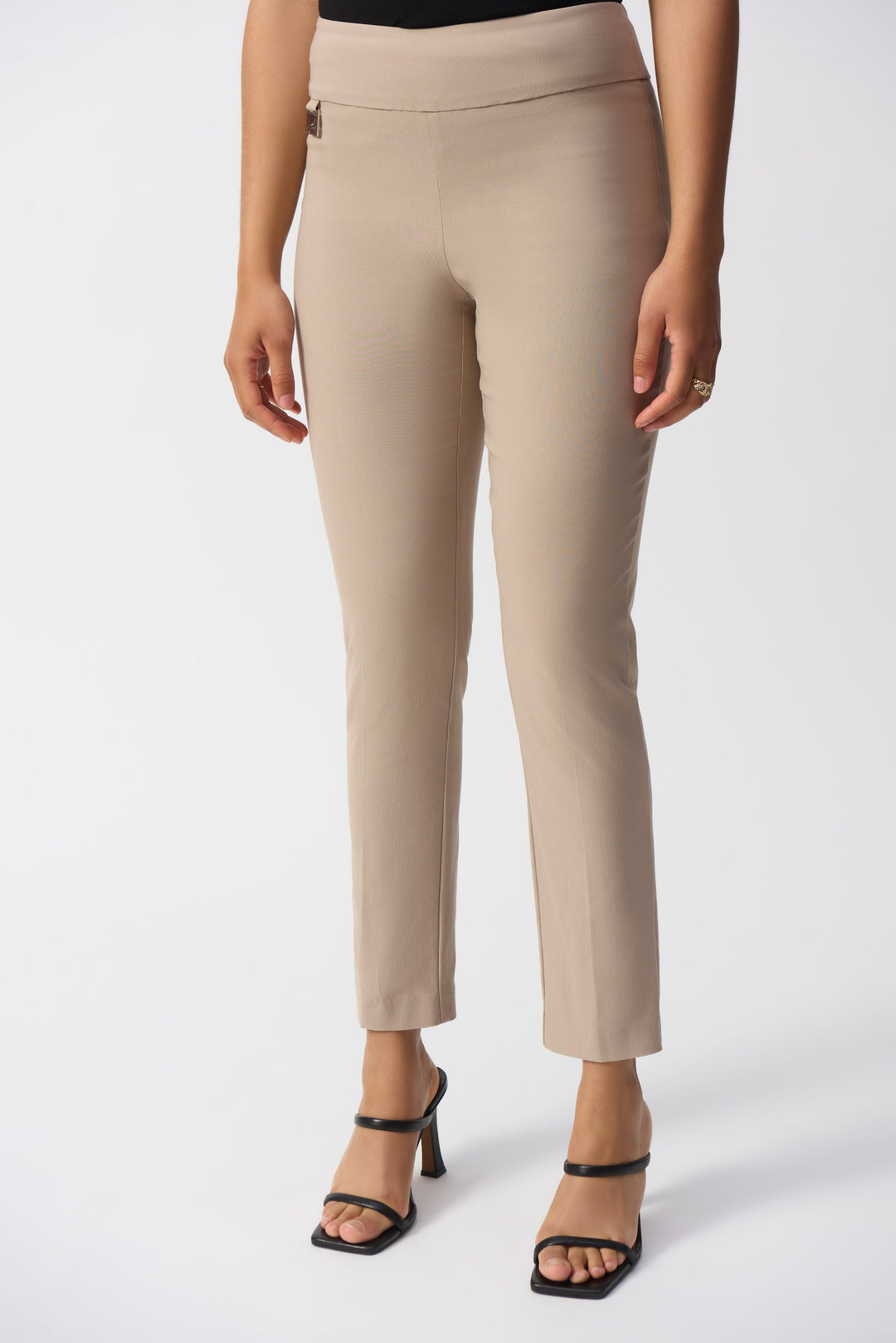 Pantalon Slim Millenium classique 201483S25 en Dune par Joseph Ribkoff