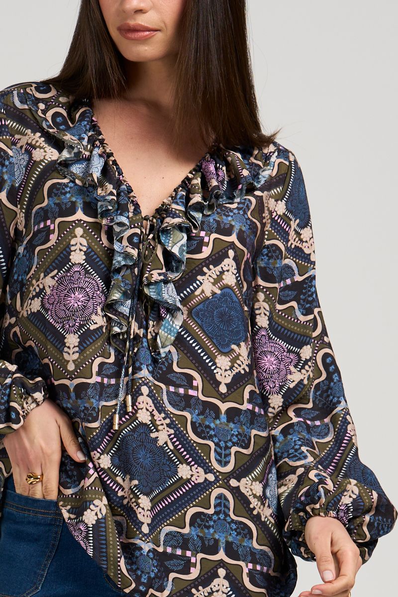 Woman wearing Loobies Story LS3200 blouse blouson sleeve detail