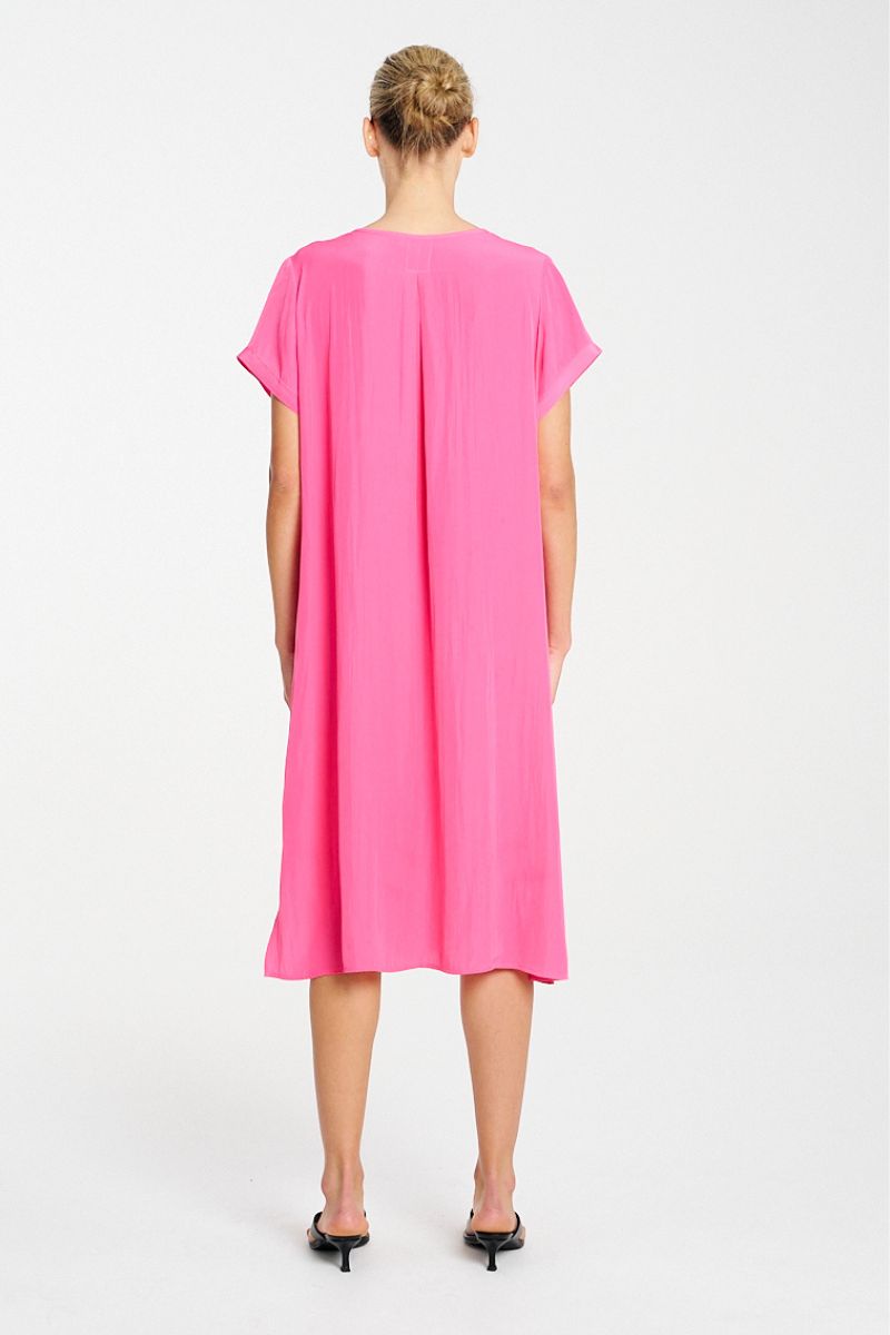 Woman wearing Mela Purdie F67 2203 Transit T Dress Hot Pink back view
