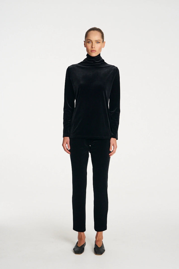 Woman wearing Mela Purdie F310 1876 Slim Leg Pant in Black front view