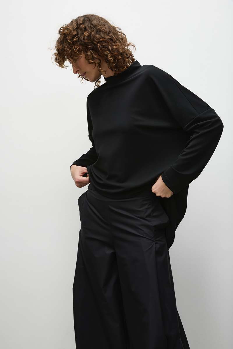 Arc Sweater F007 8617 in Black by Mela Purdie