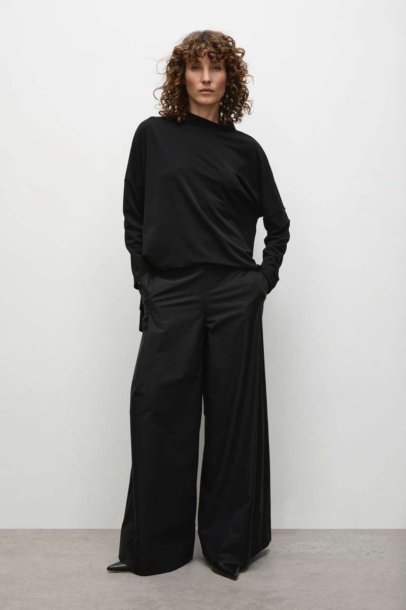 Arc Sweater F007 8617 in Black by Mela Purdie