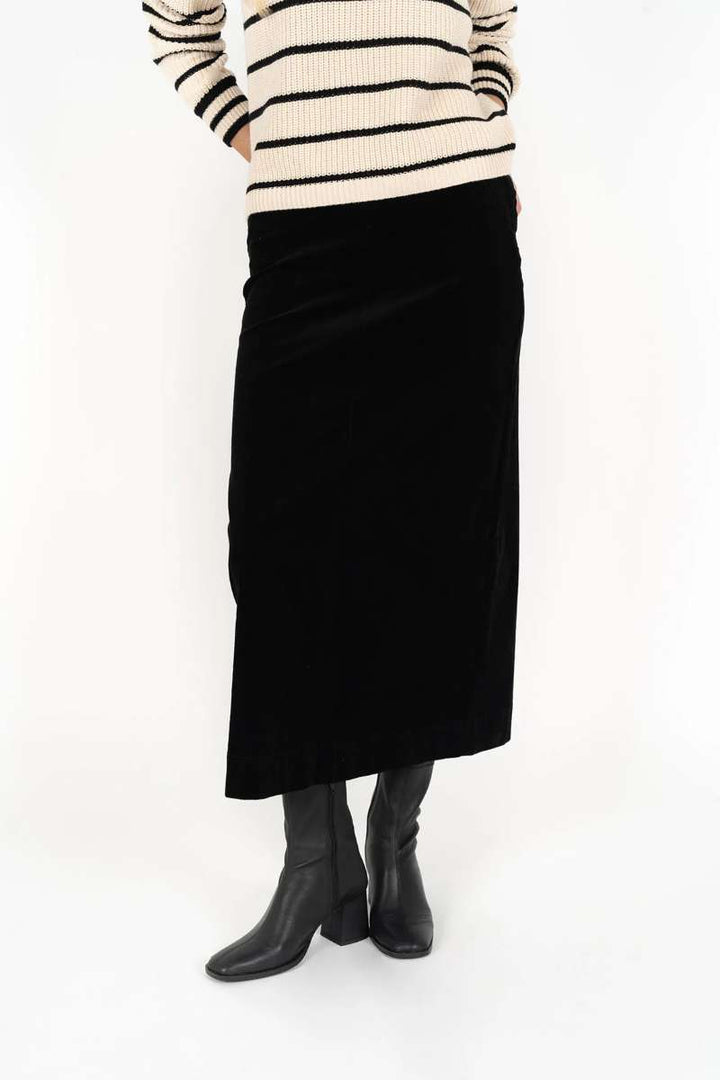 billi-cord-skirt-humidity-lifestyle-front-view_1200x
