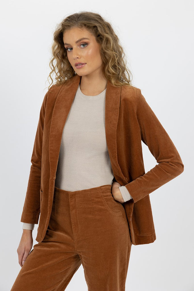 blondie-jacket-in-caramel-humidity-lifestyle-front-view_1200x