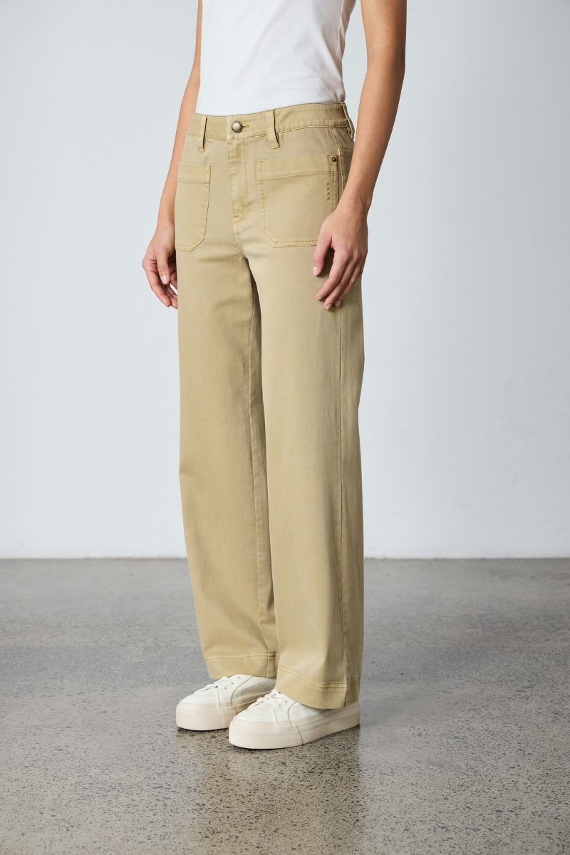 Woman wearing Lania NLA3920 wide leg jean side view