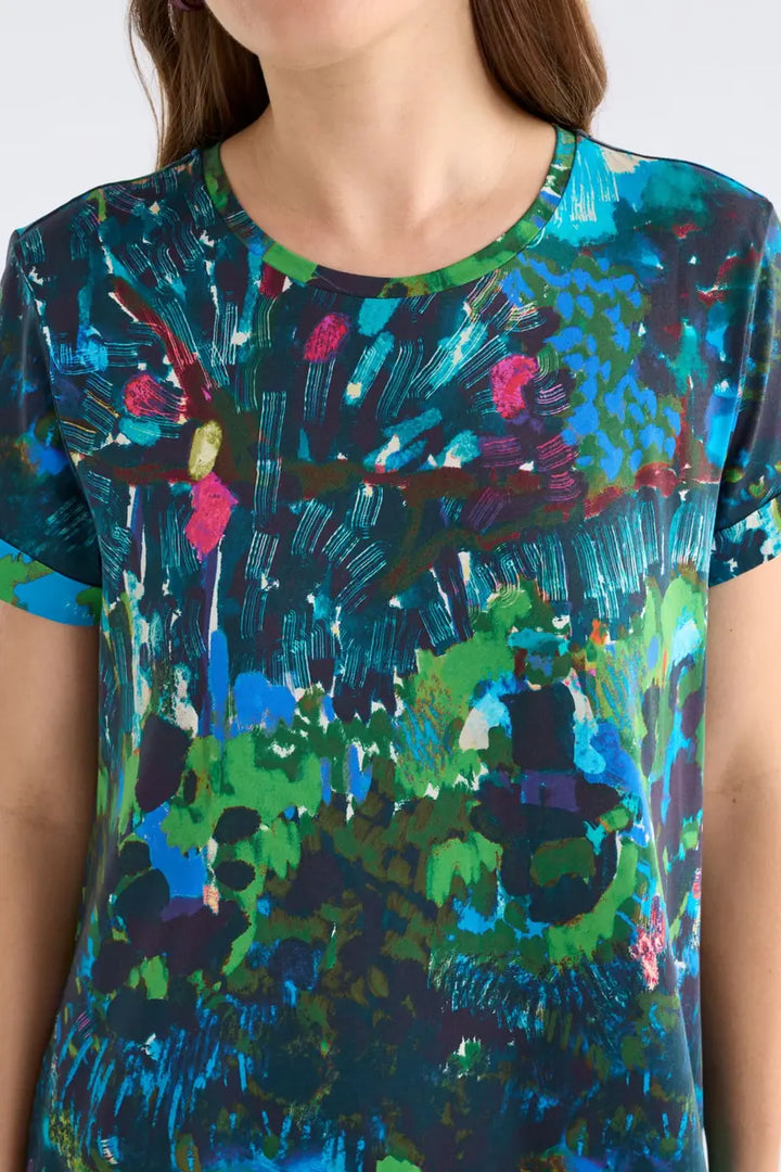 ELK Haki Short Sleeve T-Shirt A1736 in Landskap Night, close-up showing round neckline and abstract painterly print