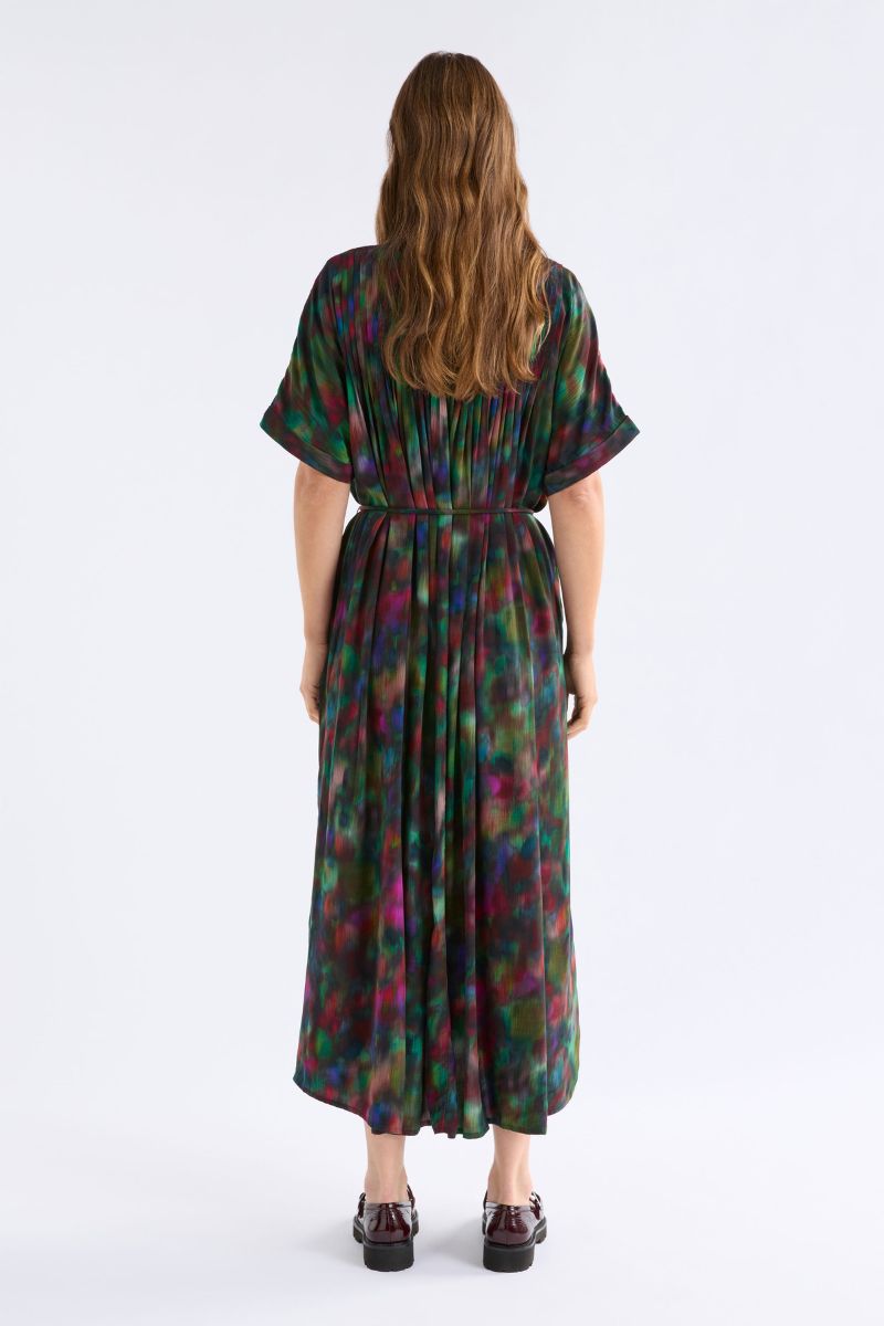 ELK Malo Dress back view with pleat detail Jord print A1606
