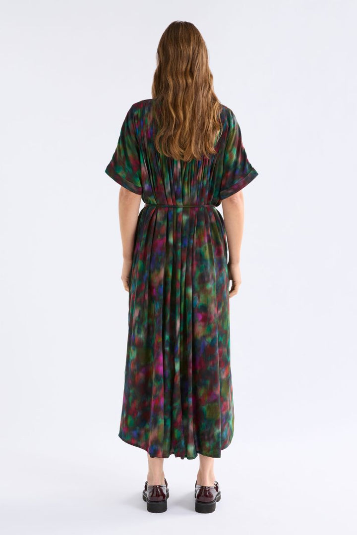 ELK Malo Dress back view with pleat detail Jord print A1606