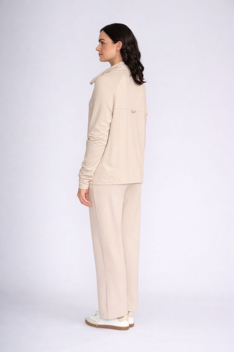 Woman wearing Smooth Talker pant in Linen by Foil back
