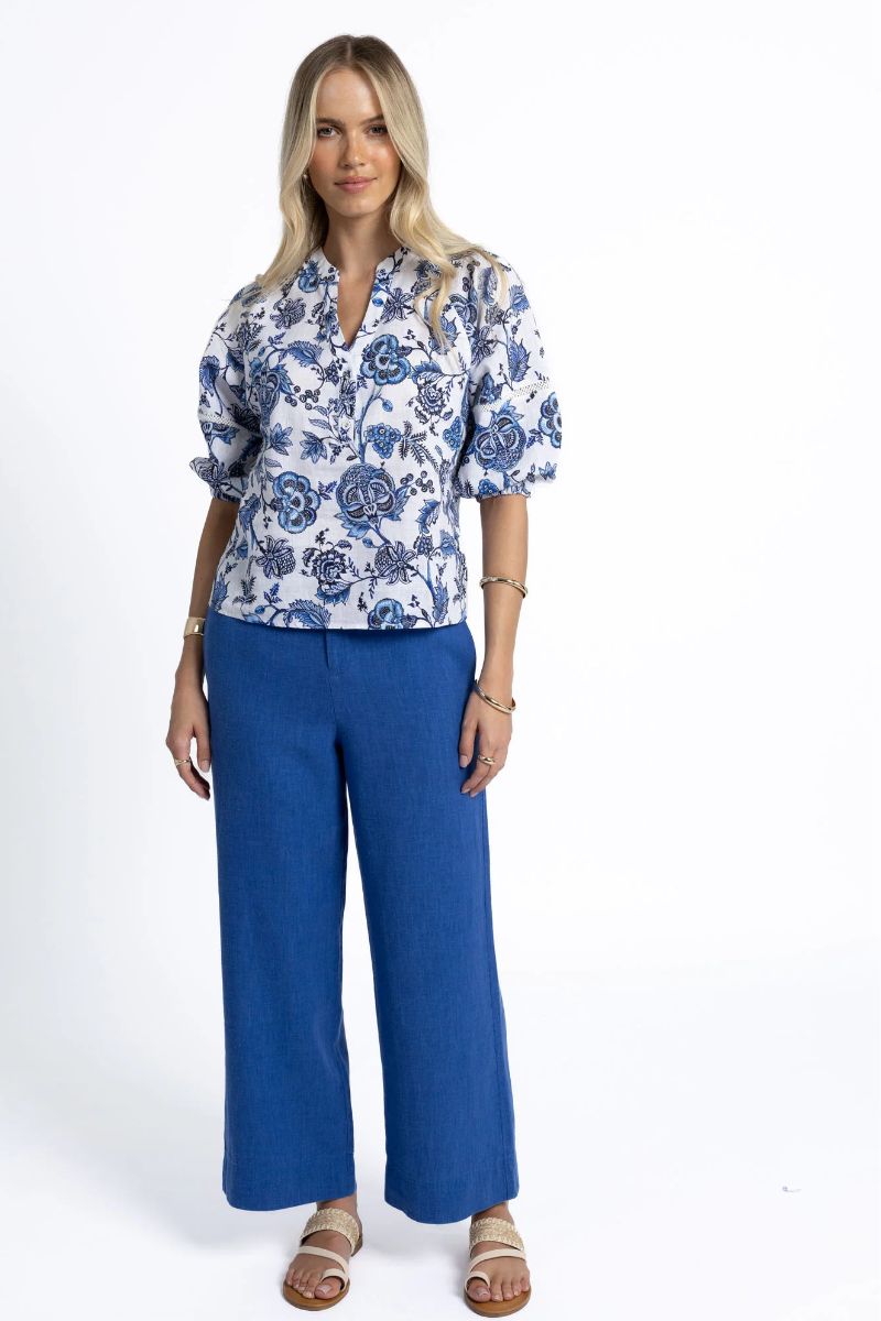 Woman wearing Humidity Lifestyle HS25224 Rosa Blouse Jardin Print full outfit view