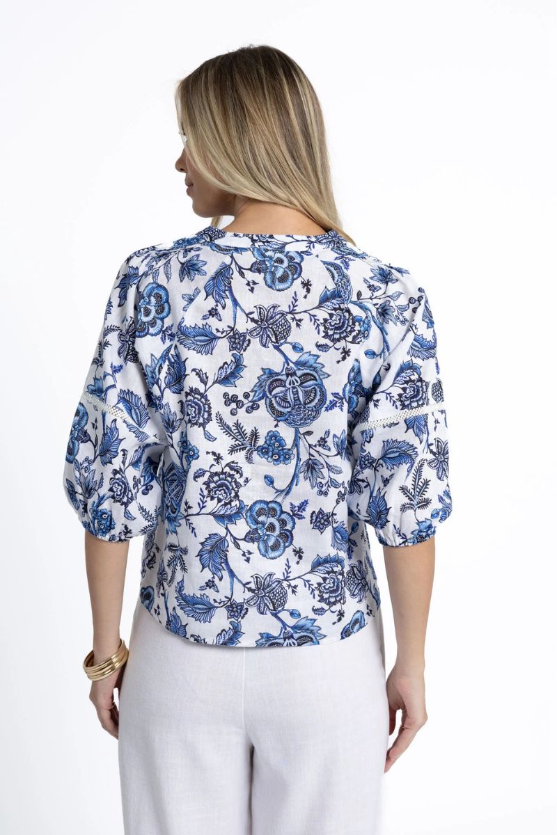 Woman wearing Humidity Lifestyle HS25224 Rosa Blouse Jardin Print back view