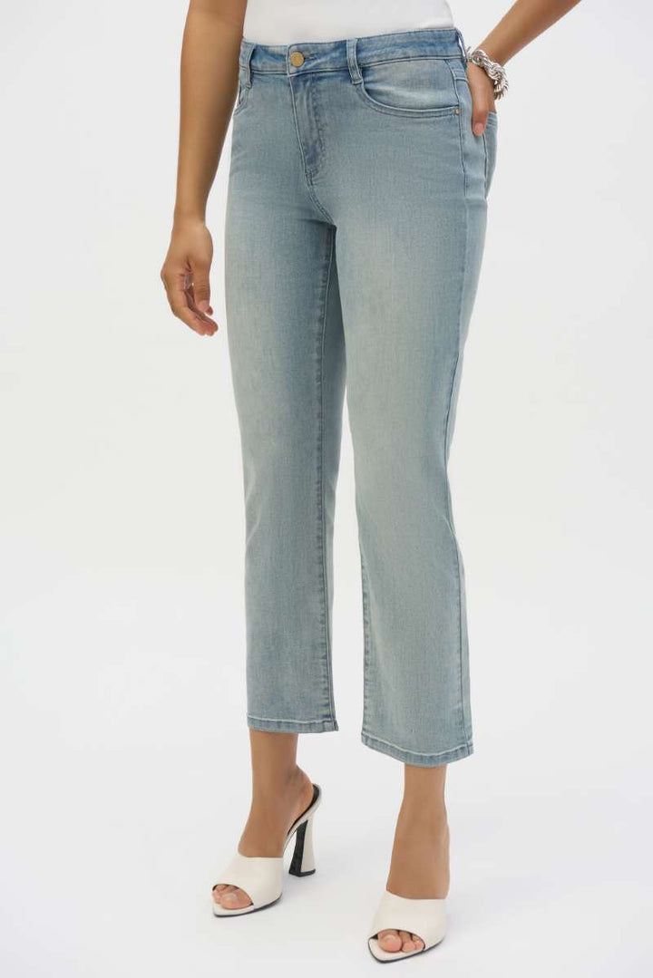 Jean classique Margot à jambe droite en denim tissé plume en 252926 par Joseph Ribkoff 