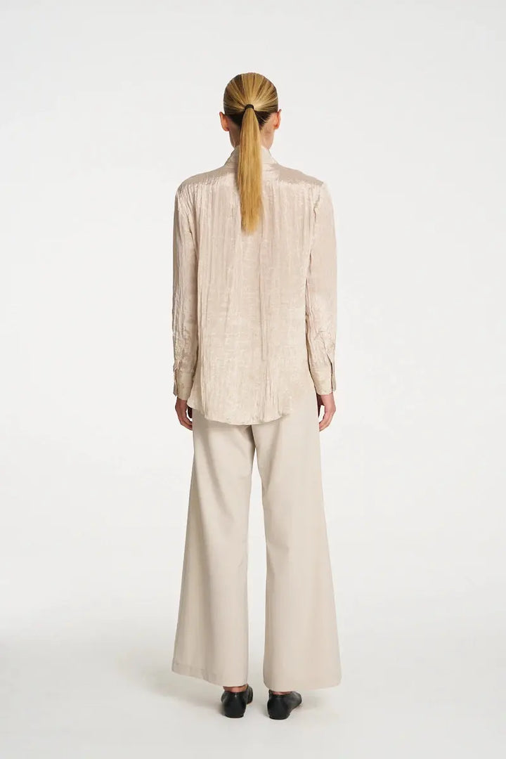 Woman wearing Mela Purdie F620 8956 Formal Shirt in Prosecco back view