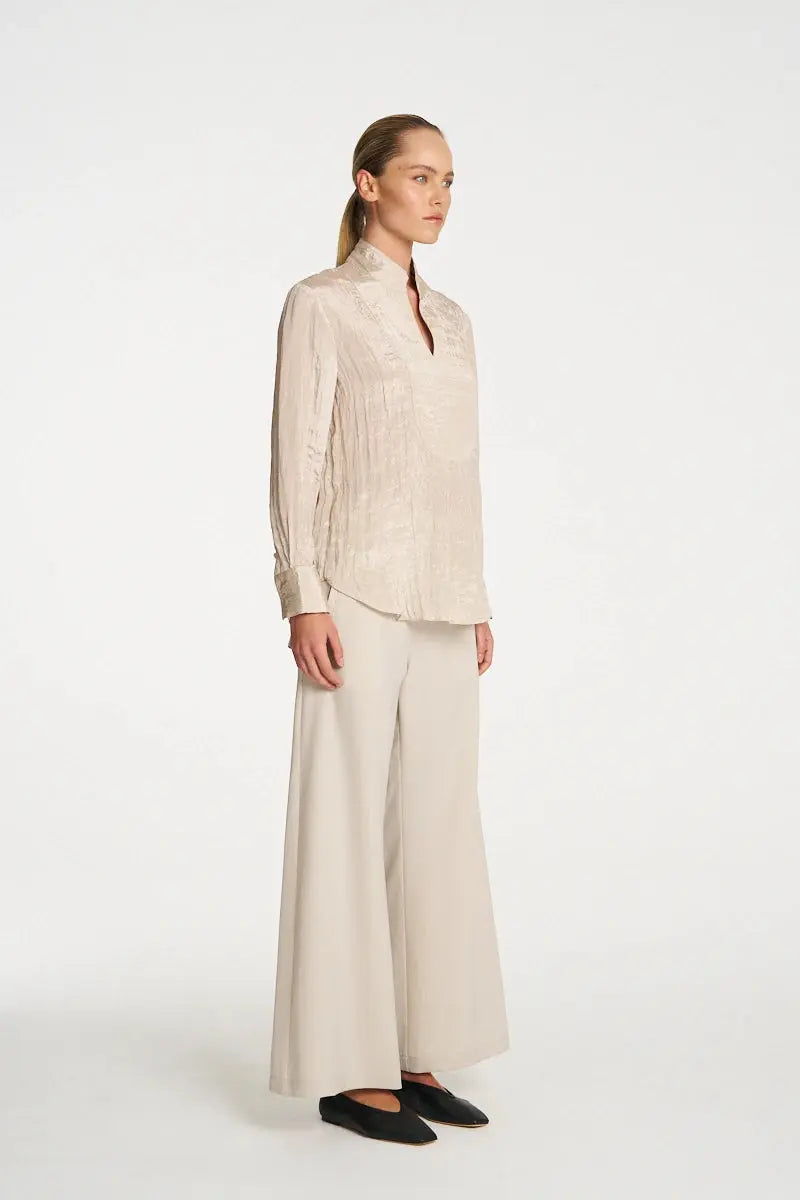 Woman wearing Mela Purdie F620 8956 Formal Shirt in Prosecco side view