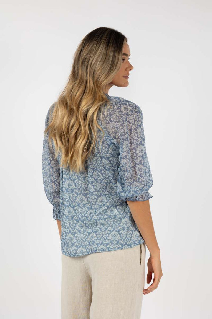 portafino-aries-blouse-in-blue-print-humidity-lifestyle-back-view_1200x