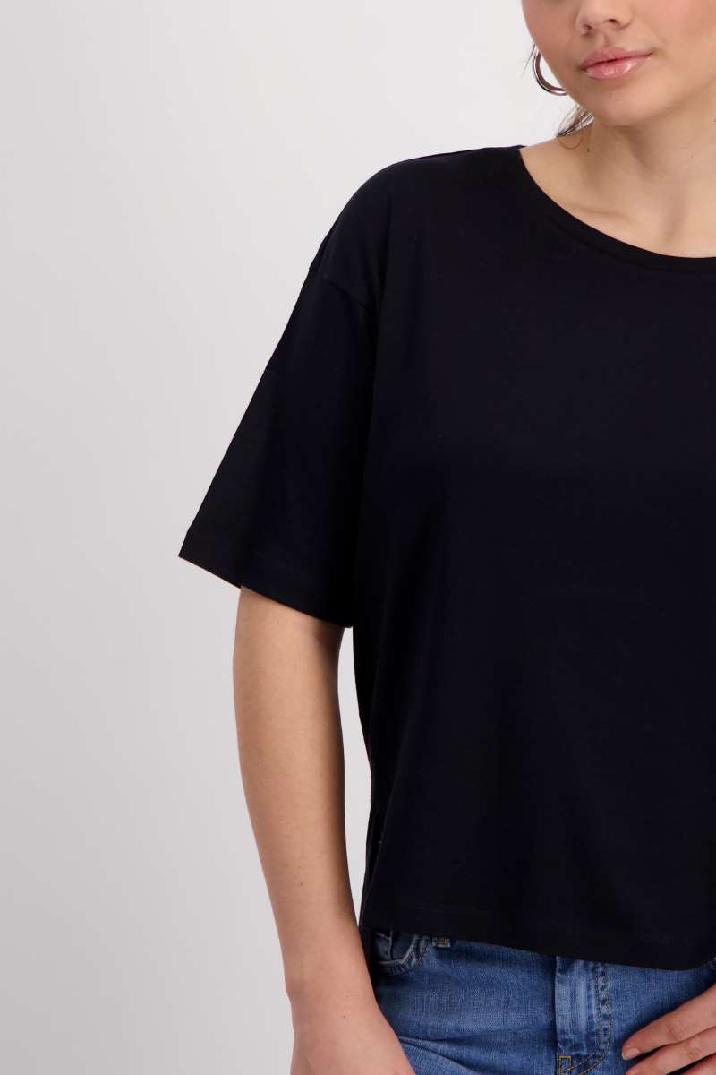 round-neck-t-shirt-in-black-monari-front-view_1200x