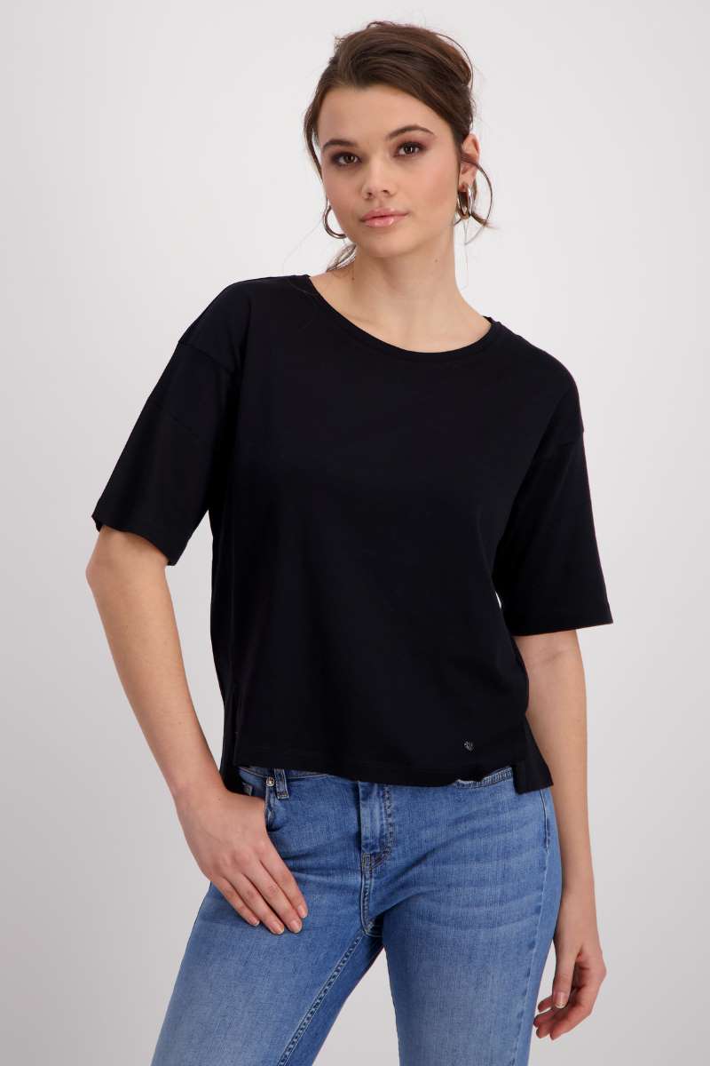 round-neck-t-shirt-in-black-monari-front-view_1200x