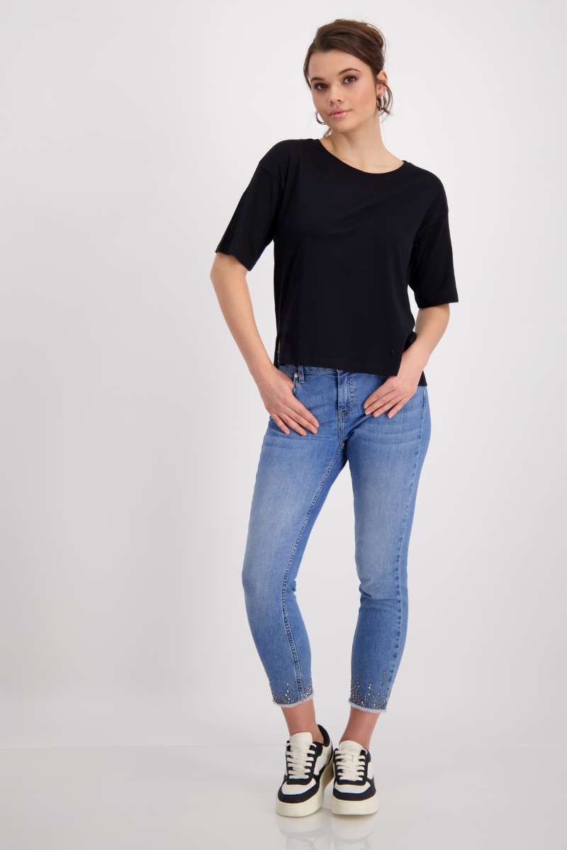 round-neck-t-shirt-in-black-monari-front-view_1200x