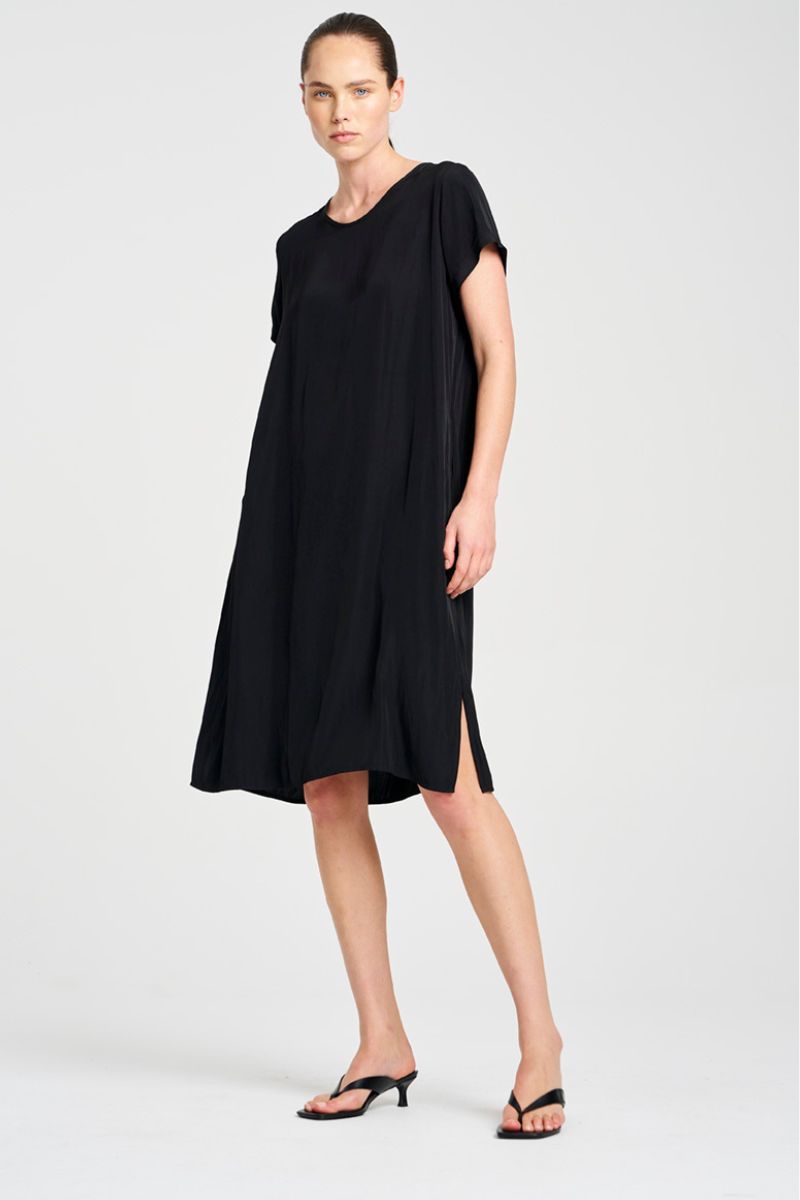 Woman wearing Travel T Dress in Maché F67 3203 by Mela Purdie in Black, three-quarter studio view.