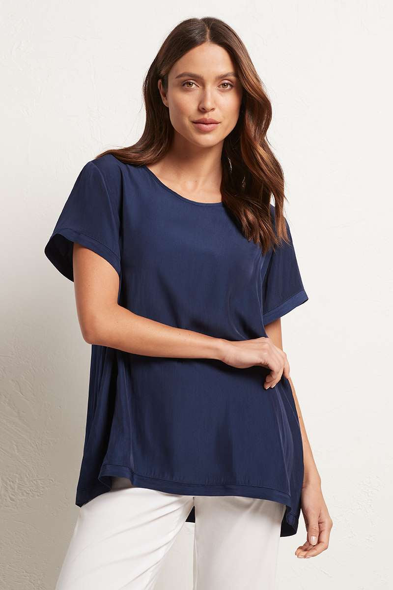 Woman wearing Travel T in Maché F67 2203 by Mela Purdie in Navy, front view with white trousers.