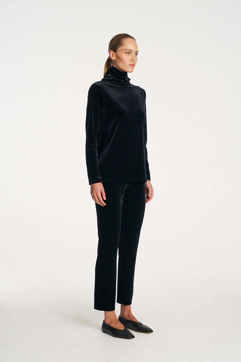 Woman wearing Mela Purdie F310 1876 Slim Leg Pant in Black side view
